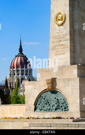 Budapest, Ungheria. Guerra sovietica Memorial in Szabadsag ter (quadrato) Parlamento ungherese dietro Foto Stock