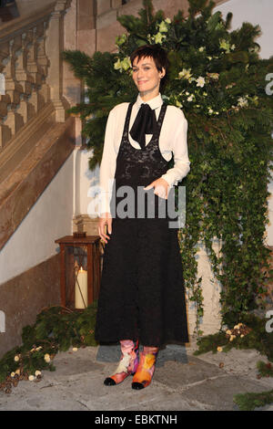 Salisburgo, Austria. 2° dic, 2014. L'attrice francese Clotilde Hesme assiste la presentazione di Chanel Métiers d'art Paris-Salzburg, a Salisburgo, Austria, 2 dicembre 2014. Foto: Hendrik Ballhausen - nessun filo SERVICE -/dpa/Alamy Live News Foto Stock