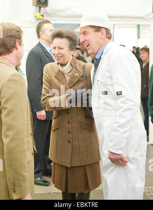 Llanelwedd, Powys, Regno Unito. 2 dicembre, 2014. Nella carcassa Hall - Princess Anne visiti il Royal Welsh inverno fiera per la prima volta. Insieme a diversi altri membri della famiglia reale, la principessa Anna ha sostenuto il Royal Welsh Showground della società eventi e visitato il Royal Welsh Show nel 1981. Il Royal Welsh Winter Fair celebra il suo venticinquesimo anniversario. Credito: Graham M. Lawrence/Alamy Live News. Foto Stock