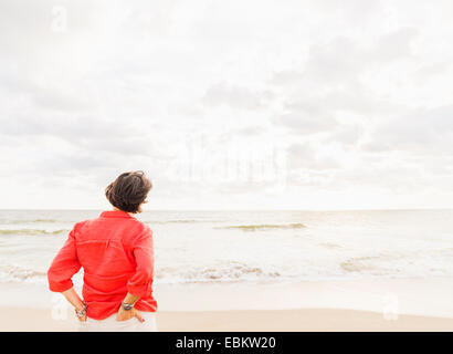 Stati Uniti d'America, Florida, Giove, vista posteriore della donna che guarda sull'oceano Foto Stock