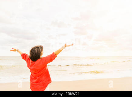 Stati Uniti d'America, Florida, Giove, vista posteriore della donna che guarda sull'oceano Foto Stock