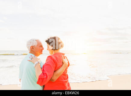 Stati Uniti d'America, Florida, Giove, coppia di anziani di trascorrere del tempo insieme sulla spiaggia Foto Stock