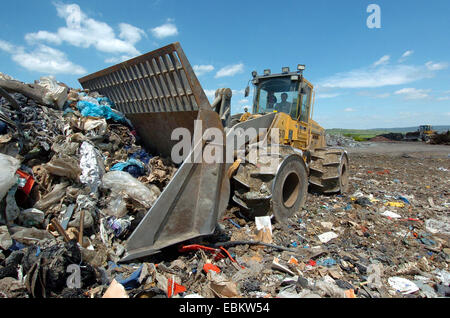 Escavatore su un terreno di dumping Foto Stock