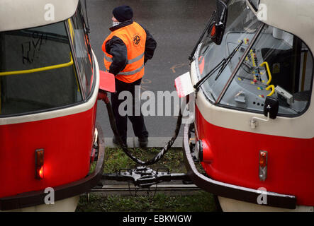 Praga, Repubblica Ceca. 2° dic, 2014. Un uomo raffigurato durante le fermate dei tram sono fermato a causa di congelati i tracciafile e trolley fili a Praga il Martedì, Dicembre 2, 2014. Treno elettrico e del tram e il trasporto attraverso la Repubblica ceca sono state gravemente perturbato martedì dopo il ghiaccio formatosi su rotaie e linee aeree quando le temperature di cadere dopo la pioggia durante la notte. Credito: Michal Kamaryt/CTK foto/Alamy Live News Foto Stock