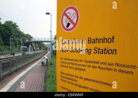 Segno non-fumatori stazione, Germania Foto Stock