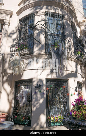 Casa decorata per Halloween Park area in pendenza, Brooklyn, New York, Stati Uniti d'America Foto Stock