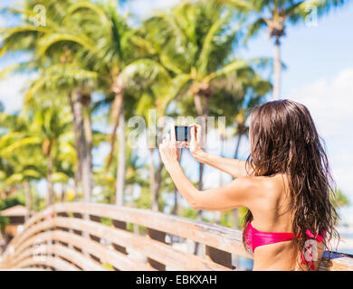 Stati Uniti d'America, Florida, Giove, giovane donna fotografare ponte di legno Foto Stock