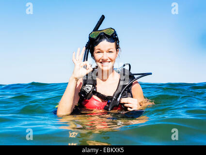 Stati Uniti d'America, Florida, Giove, Ritratto di giovane donna scuba diving in mare Foto Stock