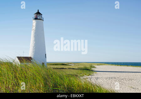 Stati Uniti d'America, Massachusetts, Nantucket, Grande Punto Faro sulla spiaggia ricoperta contro il cielo chiaro Foto Stock