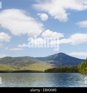 Stati Uniti d'America, New York, Whiteface Mountain si vede attraverso Lake Placid Foto Stock