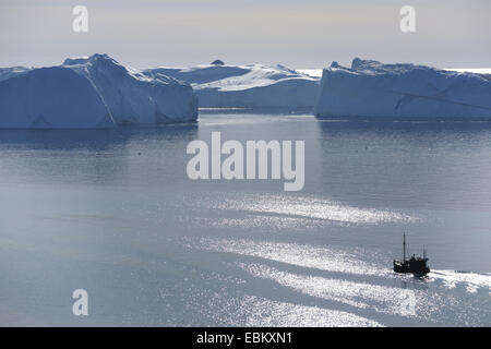 Nave di fronte iceberg, Groenlandia, Ilulissat, Disko Bay Foto Stock