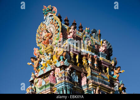 Mauritius Grand Baie, Surya Oudaya Sangam Tamil Hindu Temple figure sul gopuram gate Foto Stock