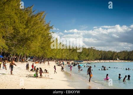 Mauritius Trou aux Biches, spiaggia pubblica di fine settimana con la popolazione locale rilassante sulle sabbie Foto Stock