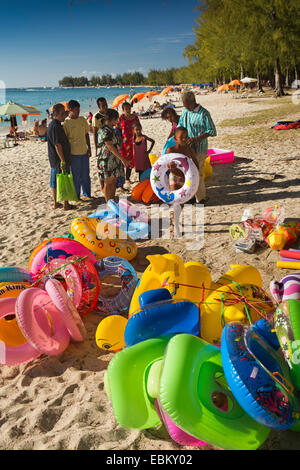 Mauritius Trou aux Biches, spiaggia pubblica sul weekend, persone locali guardando dei giocattoli gonfiabili Foto Stock