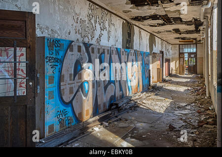 Abbandonata la High School Hall Foto Stock