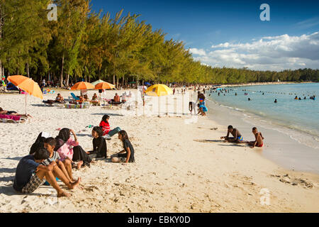 Mauritius Trou aux Biches, spiaggia pubblica sul weekend con la popolazione locale rilassante sulle sabbie Foto Stock