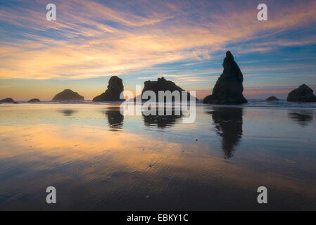 Stati Uniti d'America, Oregon, Bandon, spiaggia con la pila di rocce al tramonto Foto Stock