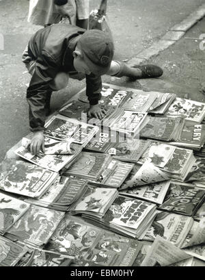 LONDON BOY con fumetti circa 1955 Foto Stock