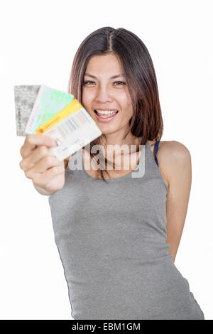 Sorridente donna cinese in possesso di più carte di credito in mani Foto Stock