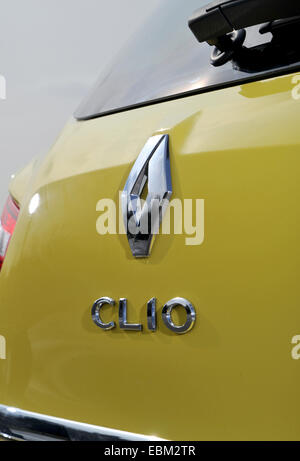 2013 Renault Clio piccola berlina francese badge di auto e il logo Foto Stock