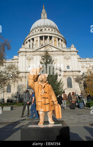 Paddington Bear statua "sopportare in legno " parte del sentiero di Paddington, situato sul carter Lane Gardens, di fronte la Cattedrale di St Paul, Londra, progettato dal fotografo Rankin in aiuto del NSPCC Credito: SCFotos - Stuart Crump Visuals Alamy/Live News Foto Stock