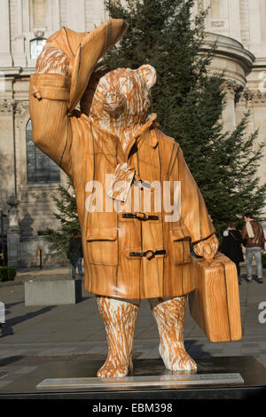 Londra, Regno Unito. Il 30 novembre 2014. Paddington Bear statua "sopportare in legno " parte del sentiero di Paddington, situato sul carter Lane Gardens, di fronte la Cattedrale di St Paul, Londra, progettato dal fotografo Rankin in aiuto del NSPCC Credito: SCFotos - Stuart Crump Visuals Alamy/Live News Foto Stock