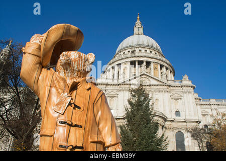 Londra, Regno Unito. Il 30 novembre 2014. Paddington Bear statua "sopportare in legno " parte del sentiero di Paddington, situato sul carter Lane Gardens, di fronte la Cattedrale di St Paul, Londra, progettato dal fotografo Rankin in aiuto del NSPCC Credito: SCFotos - Stuart Crump Visuals Alamy/Live News Foto Stock