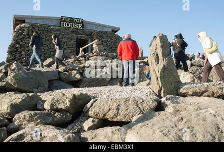 I turisti intorno al mulino sul robusto picco di Mount Washington, New Hampshire. Il Tip Top House, il vecchio edificio storico in pietra Foto Stock