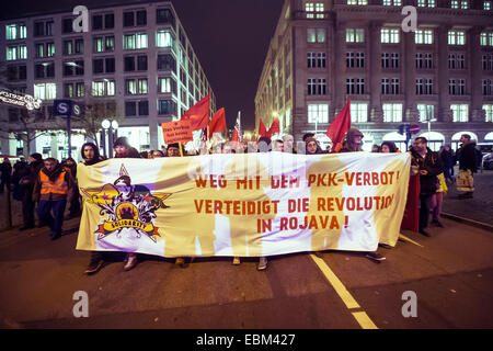 Gli attivisti marzo con un banner che recita "lontano con il PKK ban! Difendere la rivoluzione nel Kurdistan siriano!" in occasione di una manifestazione contro il divieto per il PKK (Partito dei lavoratori curdi) in Frankfurt am Main, Germania, 29 novembre 2014. Circa 3.000 curdi hanno manifestato contro il 20 anno PKK divieto in Germania. Foto: Andreas Arnold/dpa Foto Stock