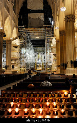 Lavori di restauro che si svolgono presso la Cattedrale di St Patrick un decorato neogotica Cattedrale in stile chiesa New York STATI UNITI D'AMERICA Foto Stock