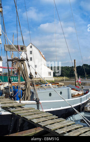 Mulino a marea a Woodbridge sulle rive del fiume Deben estuario con case galleggianti Foto Stock