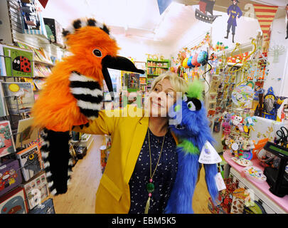 Clair Letton da Wigwam giocattoli a Brighton con un paio di coloratissimi pupazzi di animali Foto Stock