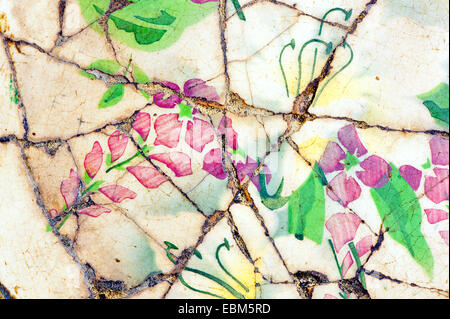 Close up di porcellana crepata con disegno floreale Foto Stock