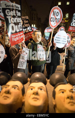 Londra, Regno Unito. 2 dicembre, 2014. Protesta organizzata dall assemblea popolare davanti al Cancelliere dell'autunno, dichiarazione di Downing Street, Whitehall, London, Regno Unito 02dicembre 2014 decine di manifestanti vestiti come George Osbornes' desecend su Downing Street davanti del cancelliere di Exhcheckr dell'autunno dichiarazione per quanto riguarda il Regno Unito misure di austerità. Credito: Jeff Gilbert/Alamy Live News Foto Stock