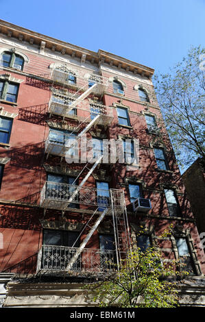 Manhattan New York STATI UNITI D'AMERICA Novembre 2014 - Fire fuoriesce sul vecchio edificio in mattoni rossi, tipico del Greenwich Village West district Foto Stock