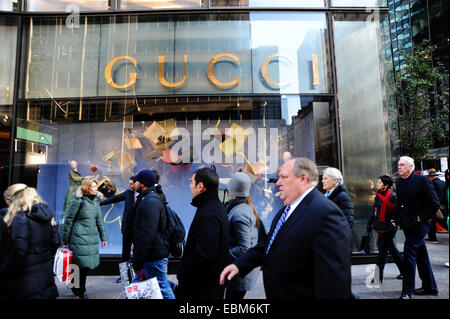 Manhattan New York STATI UNITI D'AMERICA Novembre 2014 - famoso negozio di Gucci sulla Quinta Avenue Foto Stock