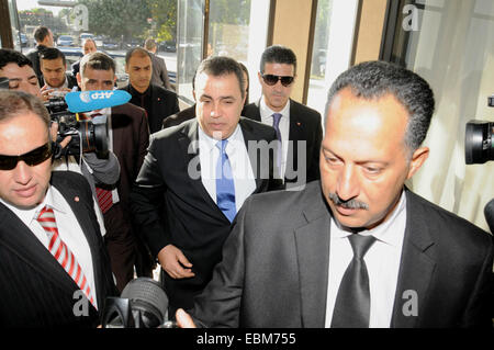 Tunisi, Tunisia. 2° dic, 2014. In Tunisia Il Primo Ministro Mehdi Jomaa (C) arriva all'edificio del parlamento a Tunisi, capitale della Tunisia, Dicembre 2, 2014. La Tunisia il neoeletto Parlamento europeo terrà la sua seduta inaugurale il Martedì con la partecipazione dei suoi 217 legislatori eletti in ottobre. Credito: Adel/Xinhua/Alamy Live News Foto Stock