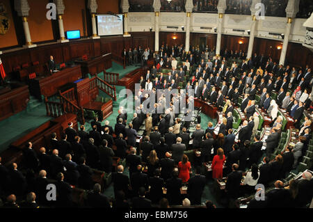 Tunisi, Tunisia. 2° dic, 2014. I legislatori di prendere i giuramenti durante la sessione inaugurale del parlamento a Tunisi, capitale della Tunisia, Dicembre 2, 2014. La Tunisia il neoeletto Parlamento europeo terrà la sua seduta inaugurale il Martedì con la partecipazione dei suoi 217 legislatori eletti in ottobre. Credito: Adel/Xinhua/Alamy Live News Foto Stock