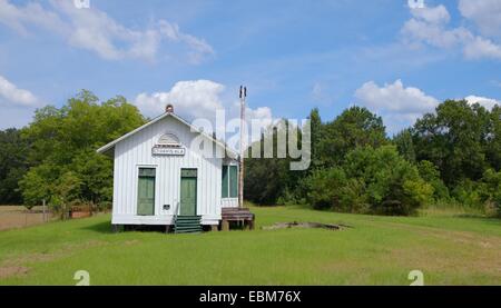 Abbandonata la ferrovia, treno, deposito merci nelle zone rurali a Fort Davis, Alabama, Stati Uniti d'America. Foto Stock