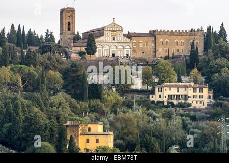 Vista in lontananza la Chiesa e il Monastero di San Miniato al Monte alla cresta della collina che domina la città di Firenze Foto Stock
