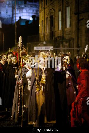 Gli artisti interpreti o esecutori si riuniranno presso il Festival di Samhuinn su Halloween a Edimburgo, Scozia, Regno Unito Foto Stock