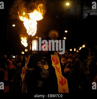 Gli artisti interpreti o esecutori portando fiaccole ardenti presso il Festival di Samhuinn su Halloween a Edimburgo, Scozia, Regno Unito Foto Stock