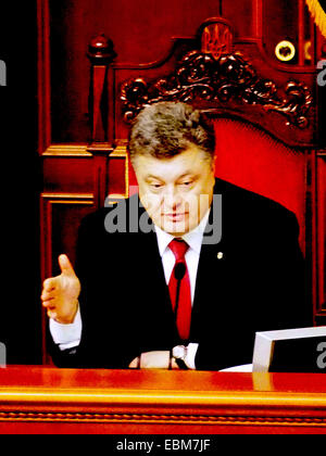 Kiev, Ucraina. 2° dic, 2014. Presidente Petro Poroshenko -- Verkhovna Rada di Ucraina ha adottato il nuovo governo. Per un armadio aggiornato votato 288 deputati. Tra i nuovi ministri - tre stranieri che decreto Poroshenko fu concessa la cittadinanza ucraino. Come capo del ministero delle Finanze ha nominato un cittadino americano di origine ucraina Natalia Yaresko, lo sviluppo economico è diventato ministro lituano Aivaras Abromavicius, e il Ministro della Salute - un cittadino della Repubblica di Georgia Alexander Kvitashvili. Credito: Igor Golovniov/ZUMA filo/Alamy Live News Foto Stock