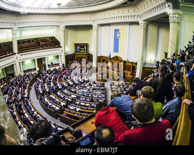 Kiev, Ucraina. 2° dic, 2014. Sessione della Verkhovna Rada -- Verkhovna Rada di Ucraina ha adottato il nuovo governo. Per un armadio aggiornato votato 288 deputati. Tra i nuovi ministri - tre stranieri che decreto Poroshenko fu concessa la cittadinanza ucraino. Come capo del ministero delle Finanze ha nominato un cittadino americano di origine ucraina Natalia Yaresko, lo sviluppo economico è diventato ministro lituano Aivaras Abromavicius, e il Ministro della Salute - un cittadino della Repubblica di Georgia Alexander Kvitashvili. Credito: Igor Golovniov/ZUMA filo/Alamy Live News Foto Stock