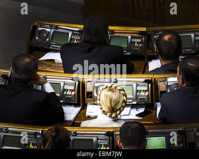 Kiev, Ucraina. 2° dic, 2014. Yulia Tymoshenko -- Verkhovna Rada di Ucraina ha adottato il nuovo governo. Per un armadio aggiornato votato 288 deputati. Tra i nuovi ministri - tre stranieri che decreto Poroshenko fu concessa la cittadinanza ucraino. Come capo del ministero delle Finanze ha nominato un cittadino americano di origine ucraina Natalia Yaresko, lo sviluppo economico è diventato ministro lituano Aivaras Abromavicius, e il Ministro della Salute - un cittadino della Repubblica di Georgia Alexander Kvitashvili. Credito: Igor Golovniov/ZUMA filo/Alamy Live News Foto Stock