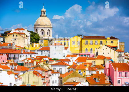 Lisbona, Portogallo skyline ad Alfama, il quartiere più antico della città con il Pantheon Nazionale. Foto Stock