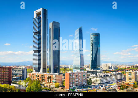 Madrid, Spagna il quartiere finanziario skyline. Foto Stock
