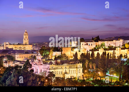 Malaga, Spagna cityscape presso la cattedrale, il Municipio e la Alcazaba fortezza moresca. Foto Stock