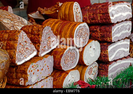 Salsicce tradizionali specialità, tagliato per essere servito e collocato su un tavolo. Foto Stock