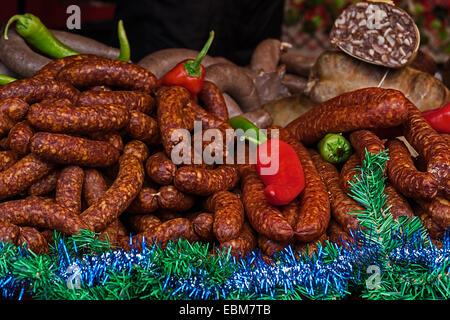 Varie salsicce affumicate specialità, posto su una tavola e esposto in vendita. Specifico per dicembre. Foto Stock